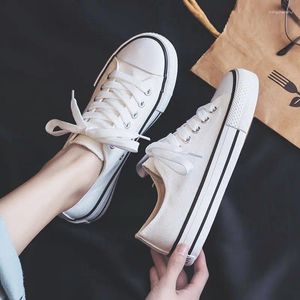 Casual schoenen Koreaanse versie canvas gevulkaniseerd paar low top heren platte bodem veter omhoog sneakers voor mannen door