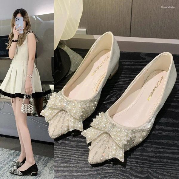 Chaussures décontractées Version coréenne de Femelle Pointy 2024 Summer Shallow Bow avec jupe Perle Talons bas épaisses chaussures de fée.