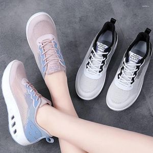 Les chaussures décontractées se lancent pour les femmes en maille respirant haut sur la plate-forme basse gym féminine Footwear Running Arrivée 2024 Prix A H