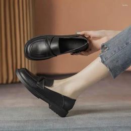 Chaussures décontractées Ladies Footwes Black Women's Round Toe Mocasins plissés Moccasins Normal en cuir talons carrés Low Talon Locs élégants Y2K