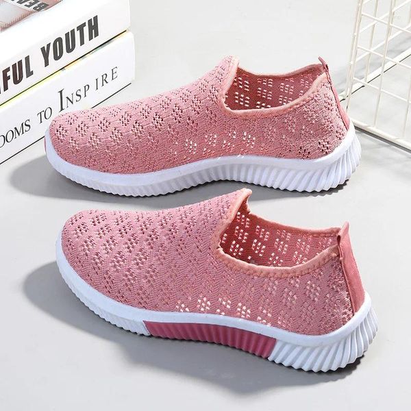 Chaussures décontractées Ladies Mesh Light Femmes confortables Breffant Sports creux Sneakers Walkers Flat Women's Solid 2024