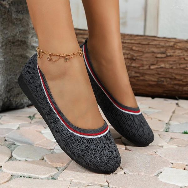 Chaussures décontractées mesdames en vente 2024 Fashion Basic Round Head Slip-On Femme pour femmes extérieurs Boucs Boucons à fond doux Concis