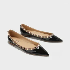 Chaussures décontractées Lady brillant en cuir verni appartements avec rivets de haute qualité mode pour le printemps bout pointu large ajustement européen américain