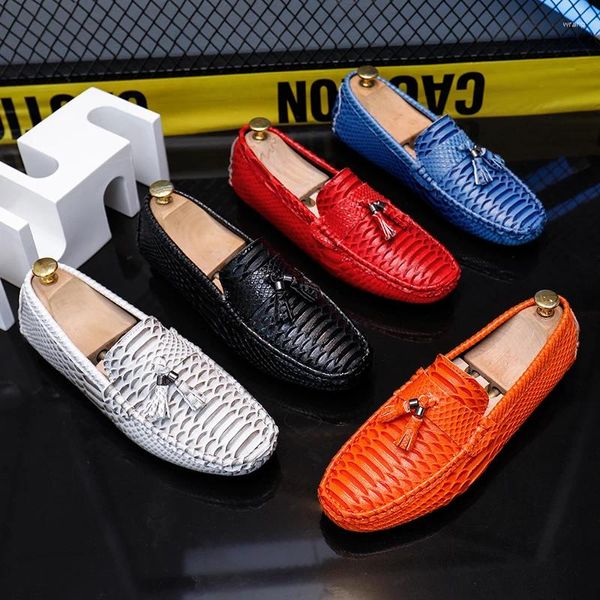 Zapatos informales talla grande 45 46 47 mocasines con borlas para hombre zapatos planos sin cordones mocasines de cuero para conducir para hombre blanco