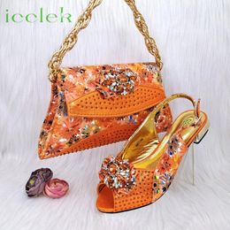 Casual schoenen nieuwste oranje kleur lage hakken peep toe dames bijpassende tas set voor Nigeriaanse vrouwen bruiloft pomp