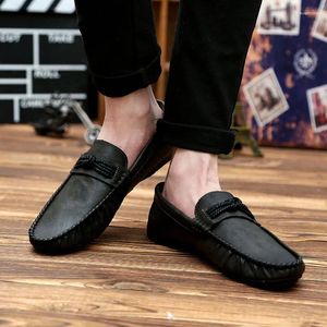 Chaussures décontractées en cuir masculins 2024 mocassins pour hommes Slip on Business Men's Male Confortable Chaussure de conduite