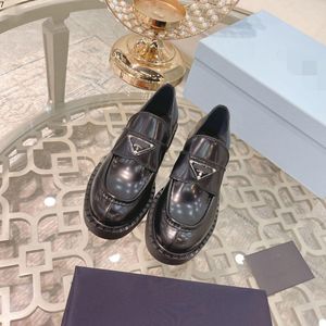 Chaussures décontractées en cuir chaussure plate-forme baskets designer femmes monolithe noir cloudbust extérieur classique triangle p mocassins brevet mat