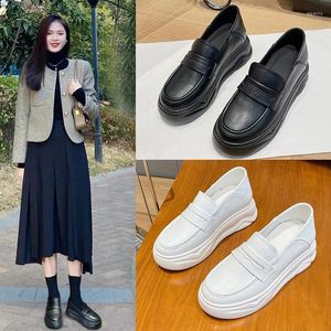 Casual schoenen lefu voor vrouwen in het voorjaar van 2024 type lichtgewicht leer met binnenhoogte Koreaans uniform