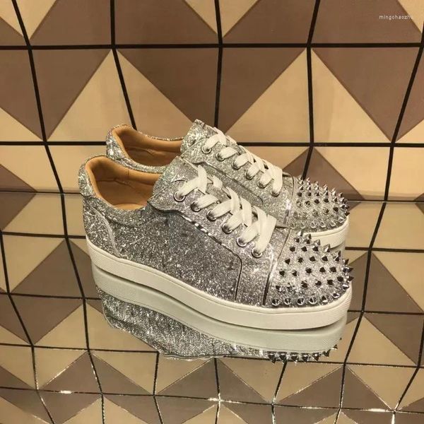 Chaussures décontractées pour hommes à basse coupe Luxury Trainers de haute qualité conduisant des paillettes argentées à paillettes véritables rivets en cuir toecap Flats baskets