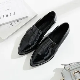 Casual schoenen lage hak elegante normale lederen carrière puntige teen vierkante hakken patent zwarte dames schoeisel dames voor een l e aangeboden