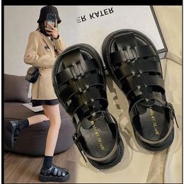 Casual schoenen lage sandalen vrouw lederen klompen met hiel 2024 muffins schoengesp riem riem adempak vrouwelijk beige lage hakken comf