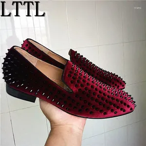 Chaussures décontractées lttl Red Wine Velvet Black Spikes Mandis pour hommes Smoking Smoking Flats Party Party Men Aigle en gros