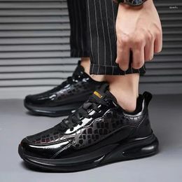 Chaussures décontractées Hommes lumineux la nuit 2024 automne de haute qualité PU Men Men's Vulcanisé Vulcanisé Anti-Slip Wear-résistant aux baskets à semelles épaisses