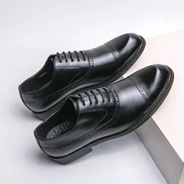 Zapatos informales de cuero de negocios de lujo para hombre, vestido Formal de goma transpirable, zapatos planos de boda Oxford para oficina, calzado para hombre