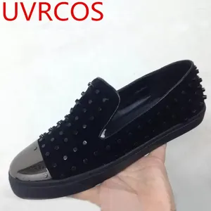 Casual schoenen Luxe herenontwerper Spikes Flock Man Fashion Metal Head Charm Wedding Jurk Prom schoeisel mannelijke loafer