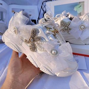 Chaussures décontractées Perles de luxe perlées pour les baskets blanches épaisses de femme en forme