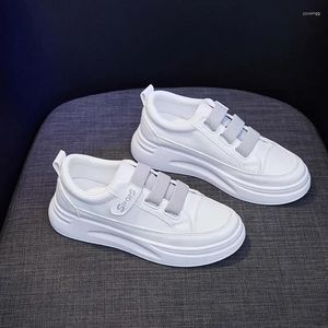 Casual schoenen Magic Tape kleine witte vrouwen met 2024 lente damesstraat kloppen dik lederen enkele schoen flat