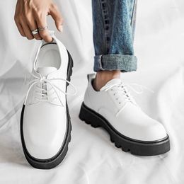 Chaussures décontractées Man Japon Harajuku Office coréen mode blanc Business Wedding Wedding Leather Shoe Men Platform Streetwear Vintage Cargo