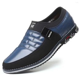 Chaussures décontractées Sneakers en cuir masculin tendance de mode plate tout-correspondance travail grande taille 2024