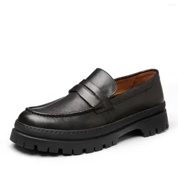 Chaussures décontractées Men de concepteur Loafer en cuir authentique conduisant en cuir en cuir doux pour hommes vaches de vache et automne d'été