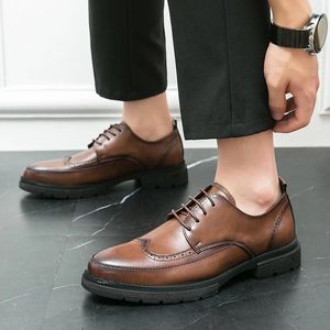 Zapatos informales para hombre, vestido de negocios con cordones, Oxfords a la moda para hombre, trajes formales de negocios italianos para hombre, trajes de cuero para fiesta de boda