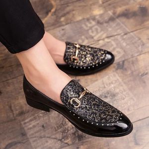 Casual schoenen Men Draai Spring herfst Slip op Patent Leather Mannelijke Loafers puntige teen Formele schoen groot formaat Flats zachte luxe heren