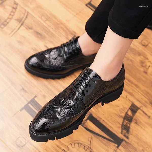 Chaussures décontractées Hommes Mode Brogue Party Nightclub Robes Marée noire Plate-forme en cuir verni Chaussure Gentleman Sculpture Brock Baskets Mans