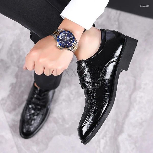 Chaussures décontractées Men Leather 2024 Black Patent Lacet Up Up Point Business Leisure Widding Party Bureau