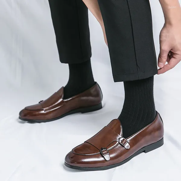 Chaussures décontractées Men Loafers Cuir Forme de robe élégante Chaussure Simple Slip on Footwear Original Point Double Bouton