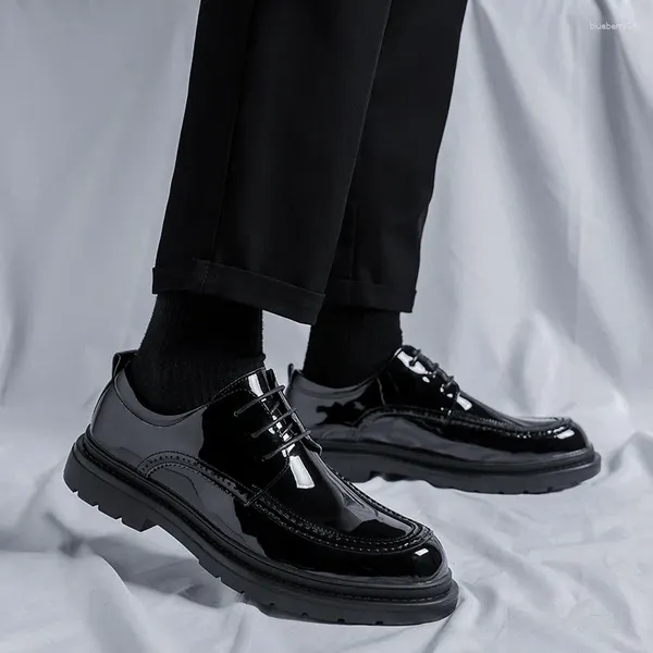 Chaussures décontractées hommes Luxury Fashion Brevet en cuir à lacets Oxfords Party Party Banquet Robes Baspignes Sneakers Gentleman Footwear Zapato