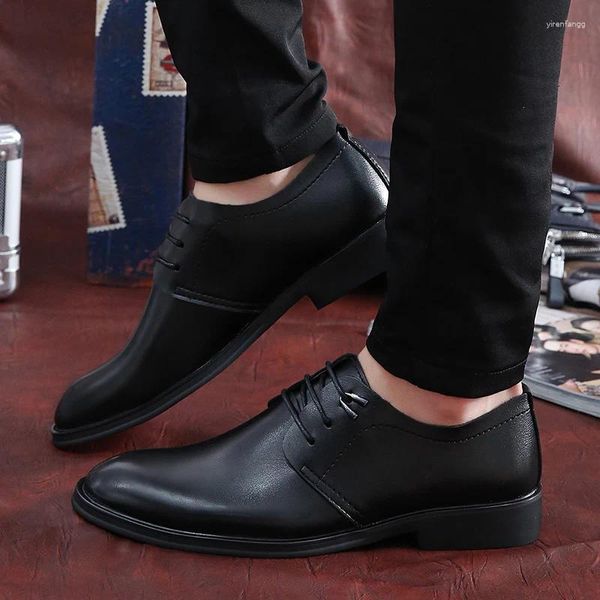 Chaussures décontractées hommes en vente 2024 Brand Lace Up Leather printemps et automne Les talons solides entièrement augmentent les mocassins commerciaux de hauteur