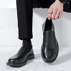 Chaussures décontractées pour hommes Slip sur les mocassins en cuir de mode Hommes d'affaires Men de commerce moderne paresseux A18