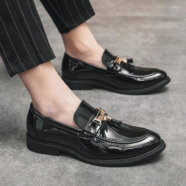 Chaussures décontractées Men's Classic Retro Brogue Patent Leather Mens Dress Business Office Office Men de fête Oxfords Tailles 38-44
