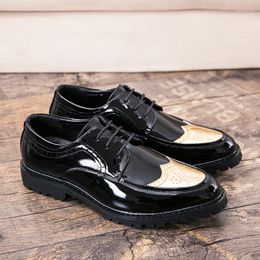 Chaussures décontractées Mode pour hommes Robes de bal en cuir verni noir à lacets Derby Chaussure Sculpture Brogue Chaussures lisses Brock Baskets Homme