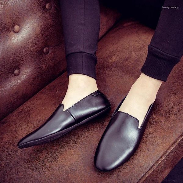 Chaussures décontractées tendance de la mode en cuir masculin Cowhide British confortable Automne confortable et haricot pointu de la peluche d'hiver