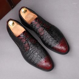 Chaussures décontractées de la mode de luxe pour hommes robe de bal de bal en cuir d'origine noir rouge lace-up derby chaussure jeunesse gentleman chaussures chaussure