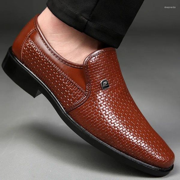 Zapatos casuales PU Leather Sandalias huecas Summer Agujero transpirable Hombres Slip-ons Vestidos de negocios Zapatos de Hombre