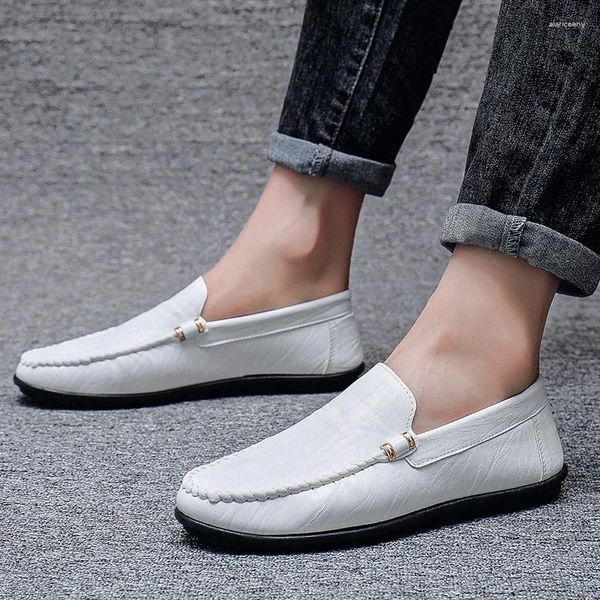 Zapatos informales para Hombre, mocasines blancos con tacos de Metal, mocasines para conducir, zapatos planos suaves y cómodos para Hombre