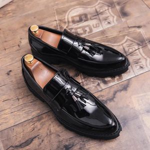 Casual schoenen Heren Business Black Solid Slip-on Tassels Shoe ademend Patent Leather Loafers Gentleman Platform Schoenen Male