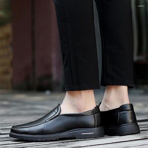 Chaussures décontractées pour hommes décontractés Slip de mode Summer de Shoe Sports Light Man White Blanc Black Trainers Zapatos Sport Breathable 2024 Men