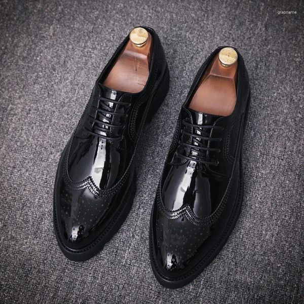 Zapatos casuales Moda para hombre Plataforma de charol Boda de negocios Vestidos formales Zapato Derby con cordones Zapatillas Brogue talladas negras Hombre