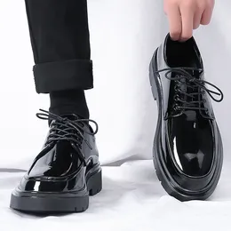 Casual schoenen heren mode bruiloft feestjurk zwart trend platform heer patent lederen oxfords schoen ademend schoeisel chaussure