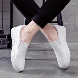 Chaussures décontractées pour hommes Landes de cuir baskets en cuir Sports d'été de la mode pour mâles noirs blancs de bassonnettes buty damskie