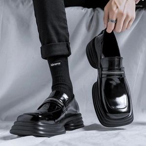 Zapatos informales para hombres Luxury Fashion Patent Leather Slip-on Oxfords Shoe Brand Designer Square Toe Lofea Plataforma de plataforma Black Stylish