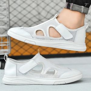 Casual schoenen Mesh Zomersandalen voor heren Ontwerp Heren Ademende uitgeholde flats Antislip gescheurd Magic Glue Beach