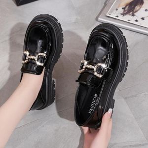 Zapatos casuales Diseño de cadena de metal Mujeres 2024 Autumn British Style Women's Leather Preppy Girl Platform Uniforme Zapatos