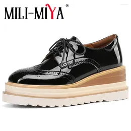 Zapatos informales Mili-Miya Patrón de abiermo transpirable Mujeres Vacas Patente de cuero Plataforma Cadios Heels hechos a mano para damas