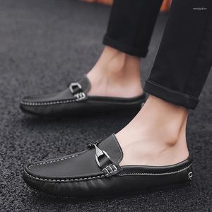Zapatos casuales mulas hombres de cuero zapatillas de verano sandalias resbalón macho en media mocasines pisos de moda mocasins negros