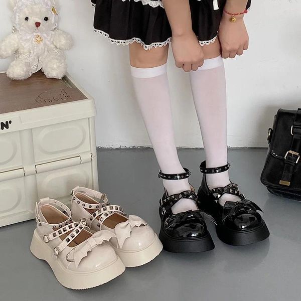 Chaussures décontractées Nicespring mignon fille japonaise femme chaussure épaisse en bas en tout-match rivet single personnalité rétro petit cuir