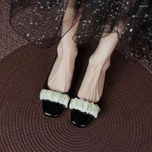 Chaussures décontractées en cuir normal talons grossiers Bloc de dentelle talon pour femmes Toe carré Basse Femme Élégante Robe de chaussures